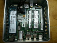 Board bestückt (links die M.2 SSD, rechts die RAM-Riegel)