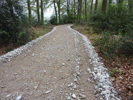 Ein aufgeschütteter Schotterweg zur Befestigung